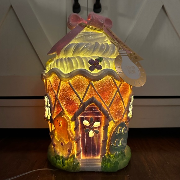 Easter Pastel LED Cupcake Gingerbread House - Picture 5 of 8